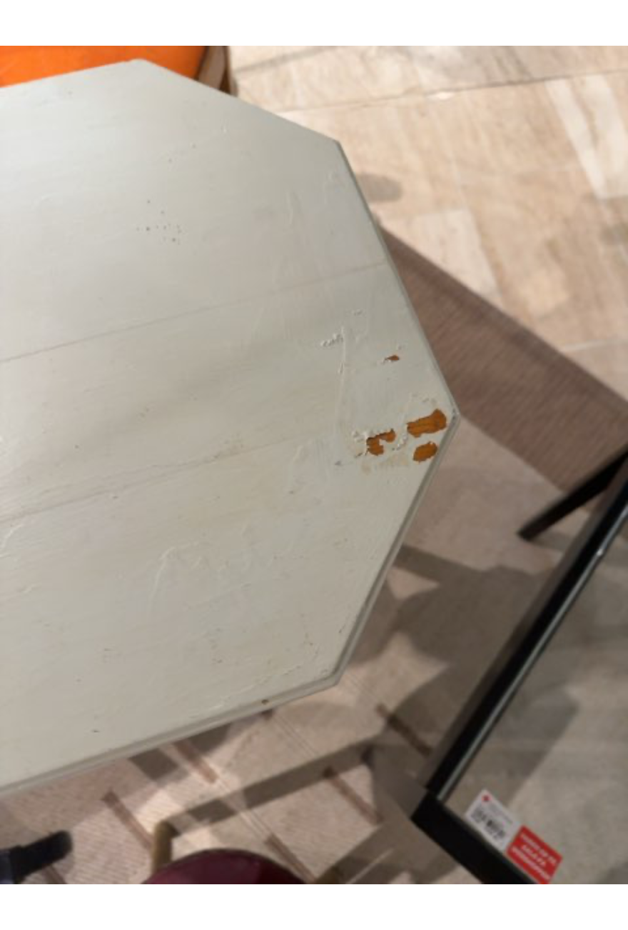 Bord med porcelæn fad i bunden
